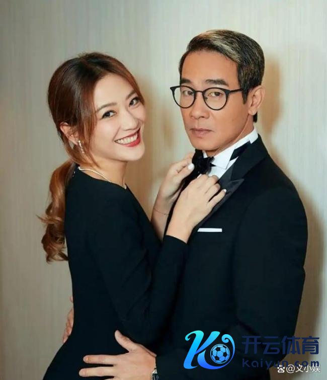 应采儿举牌应援 陈小春感动哭了 社牛式应援赢麻了